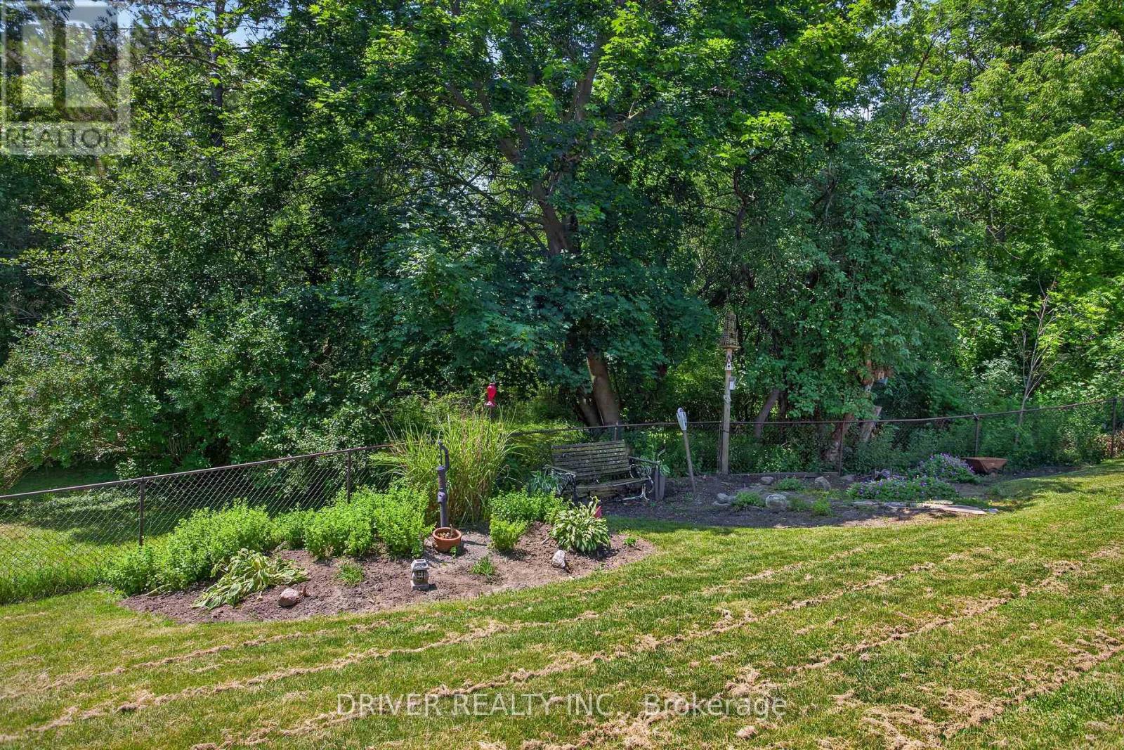 24 Hawthorne Crescent — Photo 030