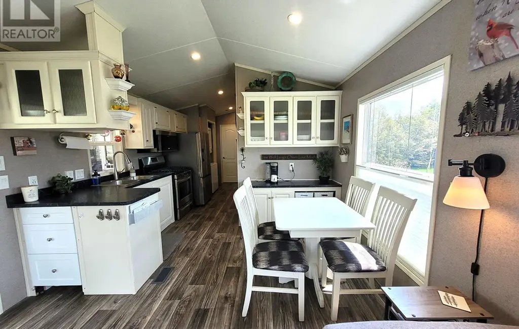 89 – 930 Lakeshore Road — Kitchen