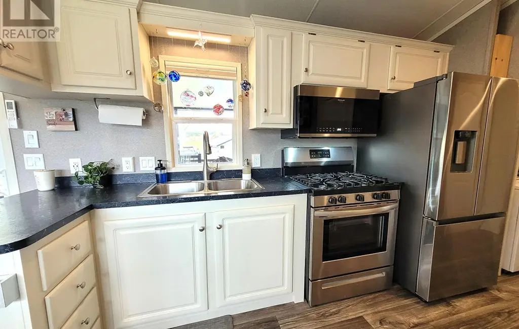 89 – 930 Lakeshore Road — Kitchen