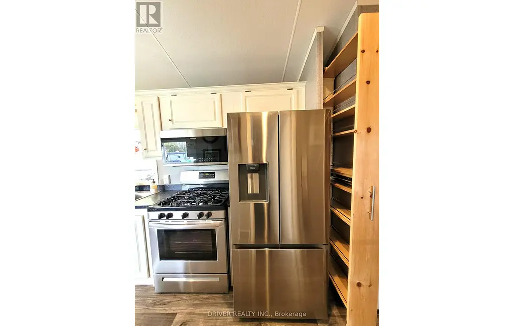 89 – 930 Lakeshore Road — Kitchen