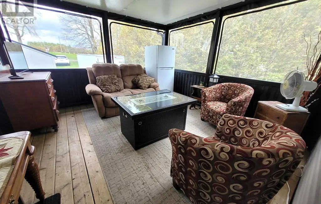 89 – 930 Lakeshore Road — Sunroom